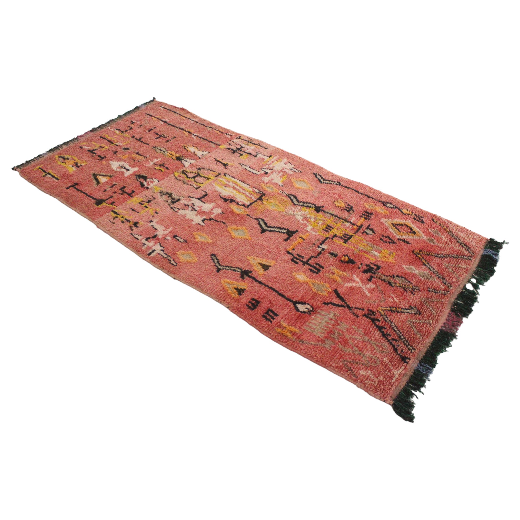 Tapis Azilal marocain vintage rose et jaune - 3,7x7,7 pieds / 114x236 cm en vente