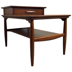 Table d'appoint Vintage Mid Century Modern Toned Walnut par Hekman.