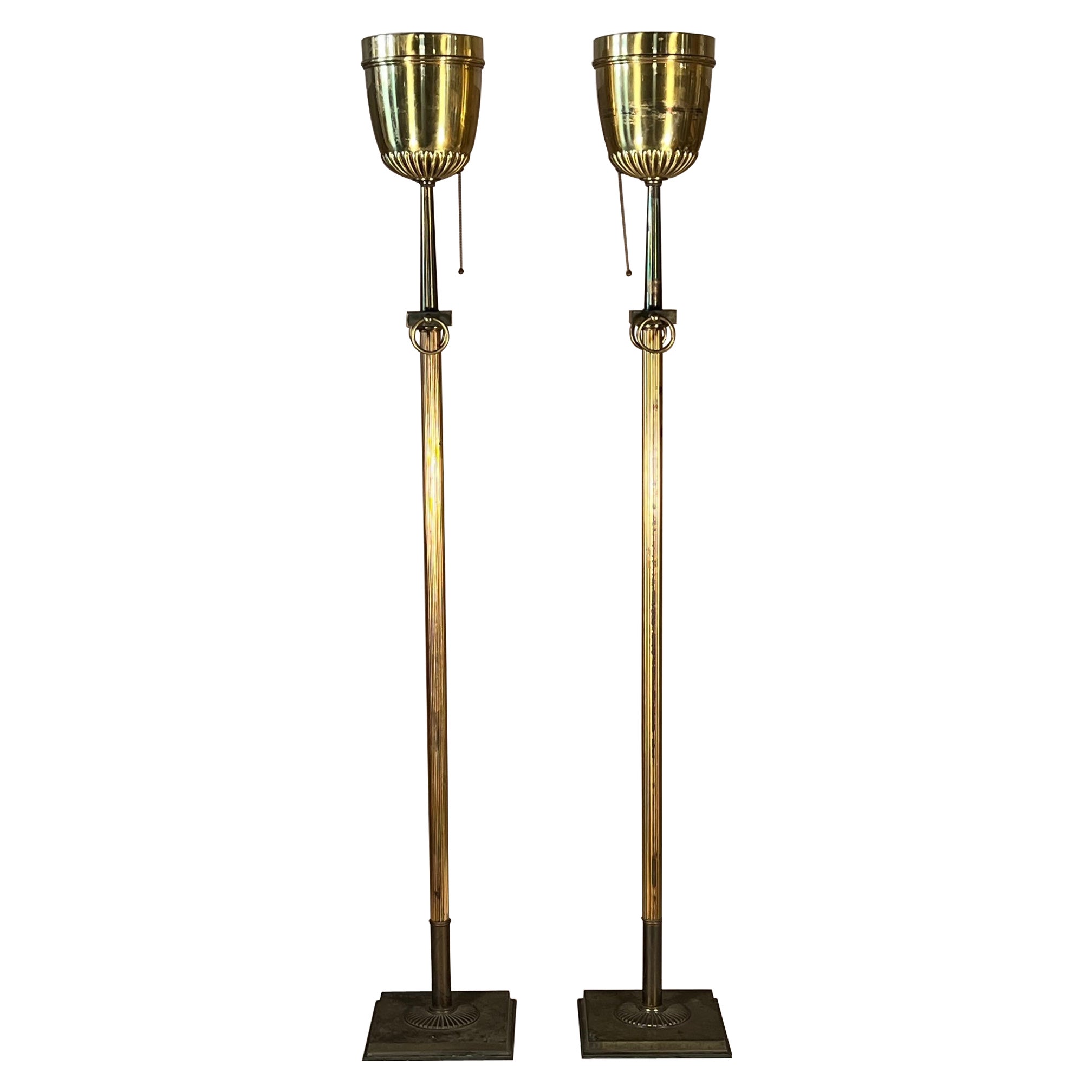 Paire de torchères en laiton des années 1950 en vente