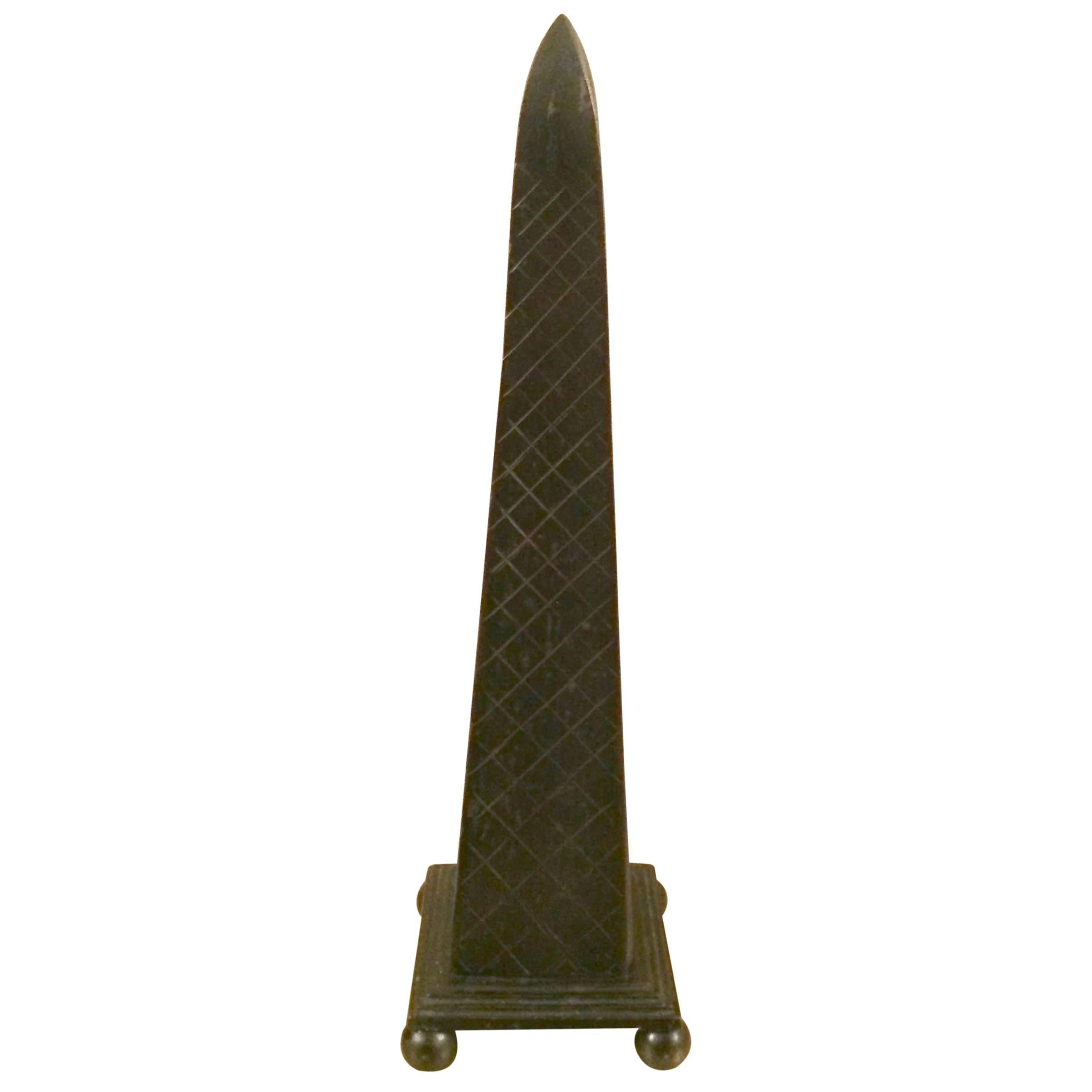 Schwarzer schwarzer Obelisken mit schwarzem Sockel und runden Füßen