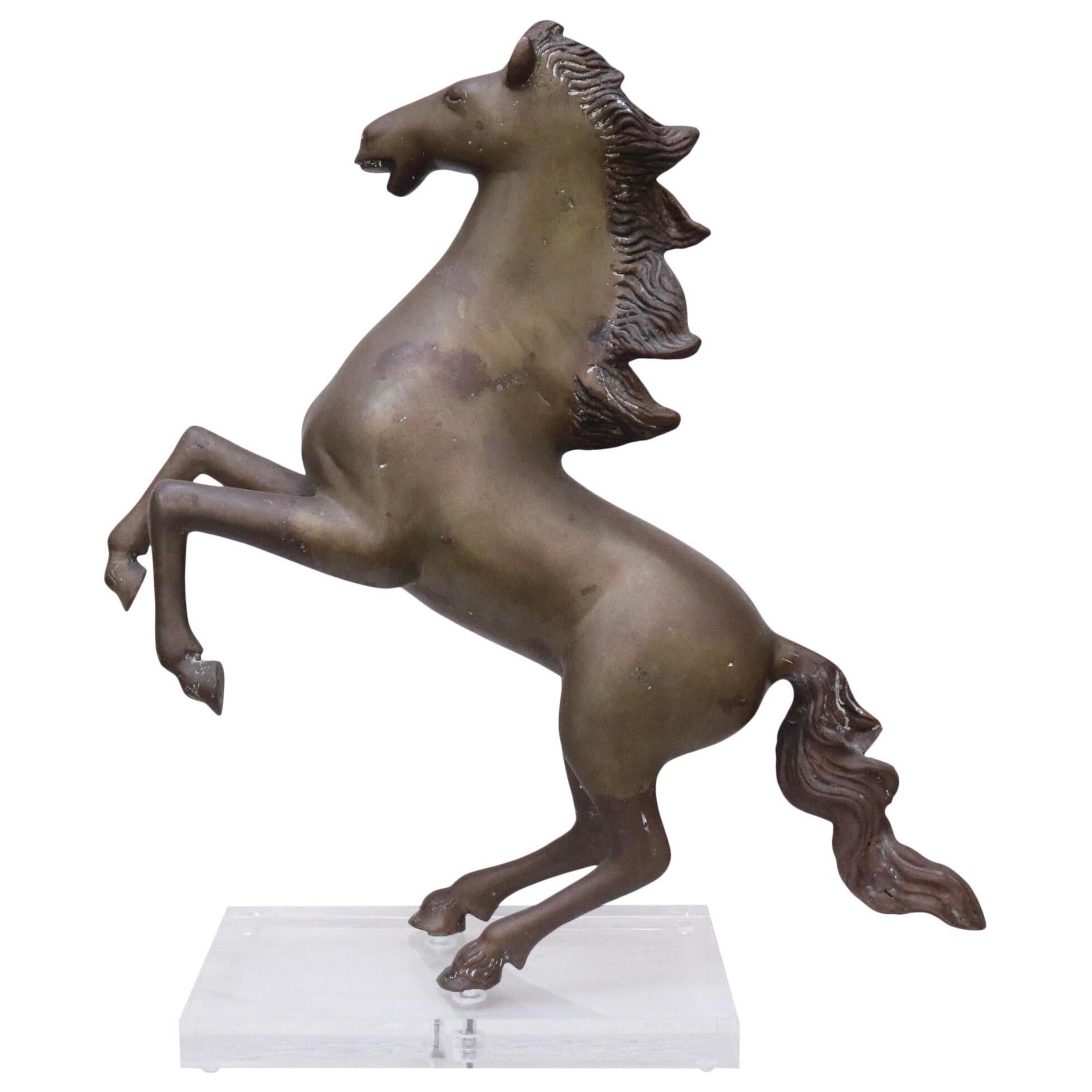 Skulptur eines sich aufbäumenden Pferdes aus Messing auf Lucite im Angebot