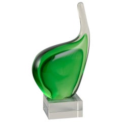 Per Lütken für Holmegaard. Skulptur aus grünem Kunstglas. Auf einem Sockel. 
