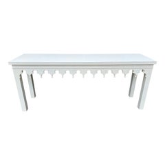 Magnifique table console en bois peint en blanc avec tablier festonné