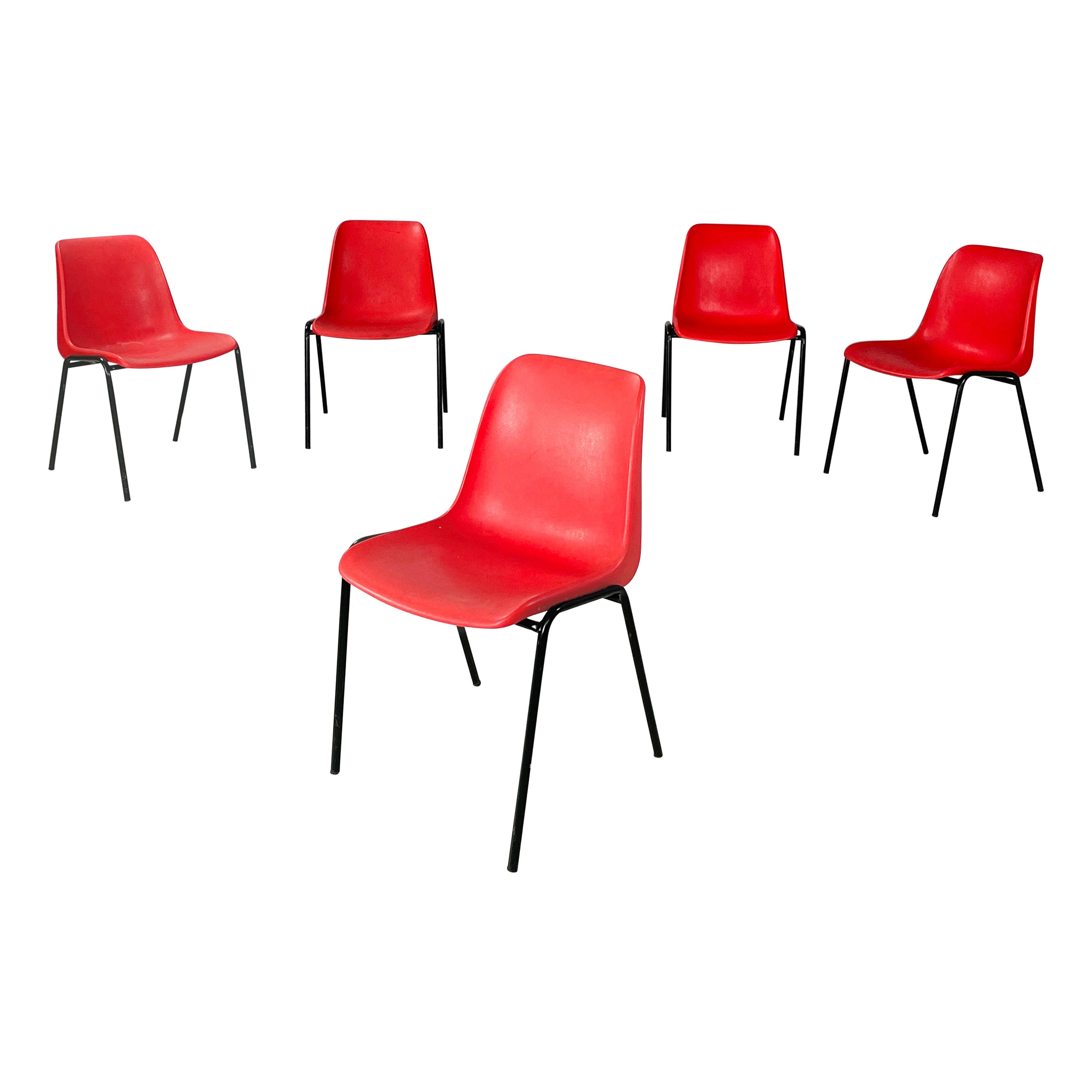 Moderne italienische stapelbare Stühle aus rotem Kunststoff und schwarzem Metall, 2000 im Angebot