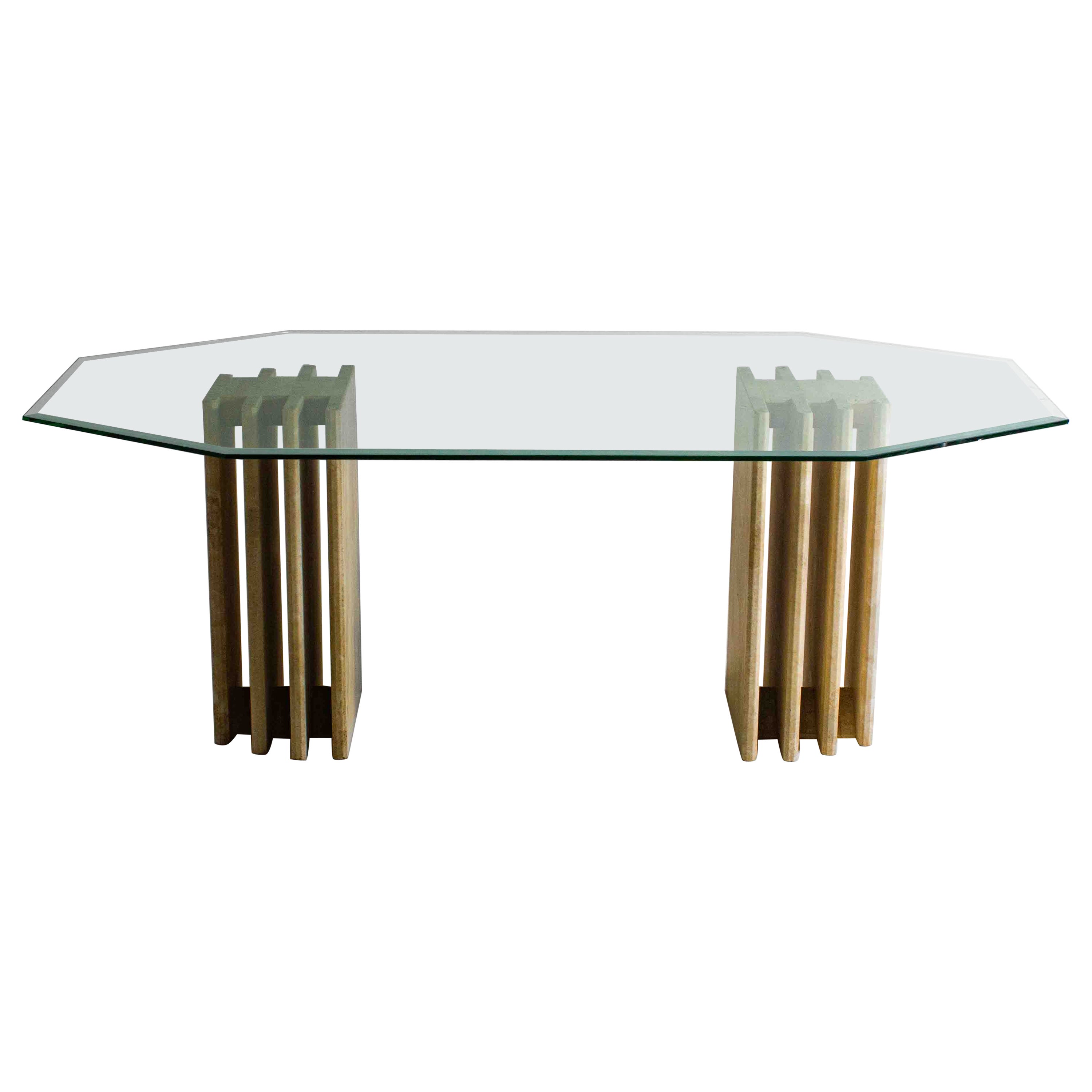 Table à manger architecturale en travertin avec plateau en verre, Italie 1970 en vente