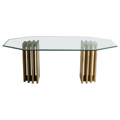 Table à manger architecturale en travertin avec plateau en verre, Italie 1970