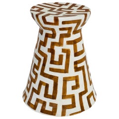 Tavolo da cocktail in ceramica con motivo geometrico classico