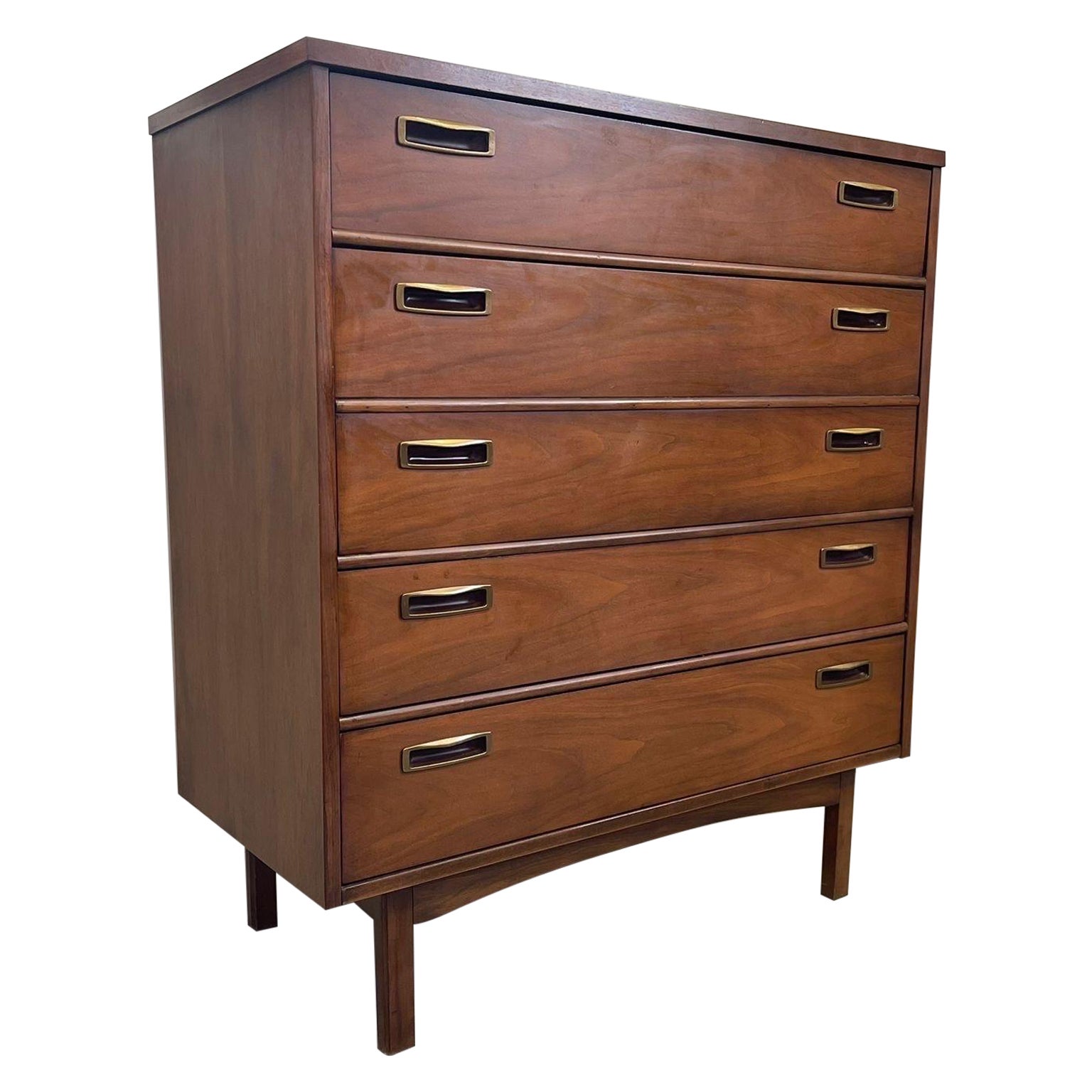 Vintage Walnut Toned Mid Century Modern Four Drawer Dresser (commode à quatre tiroirs)