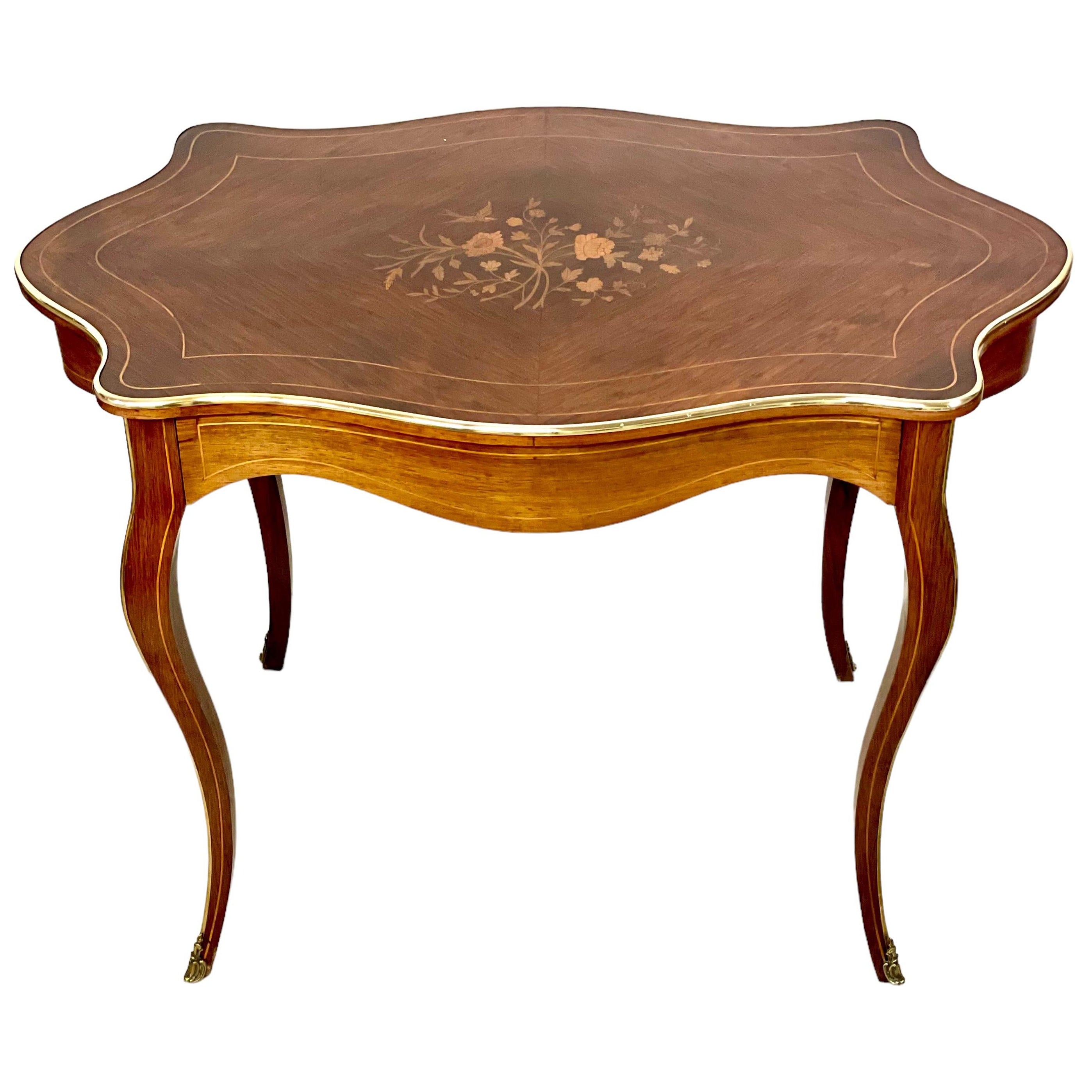 Bureau ou table centrale de style Louis XV du 19ème siècle