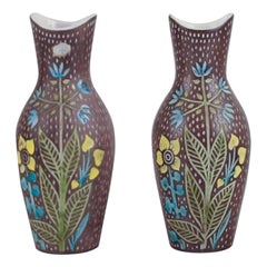 Mari Simmulson pour Upsala Ekeby. Paire de vases en céramique. Motifs floraux