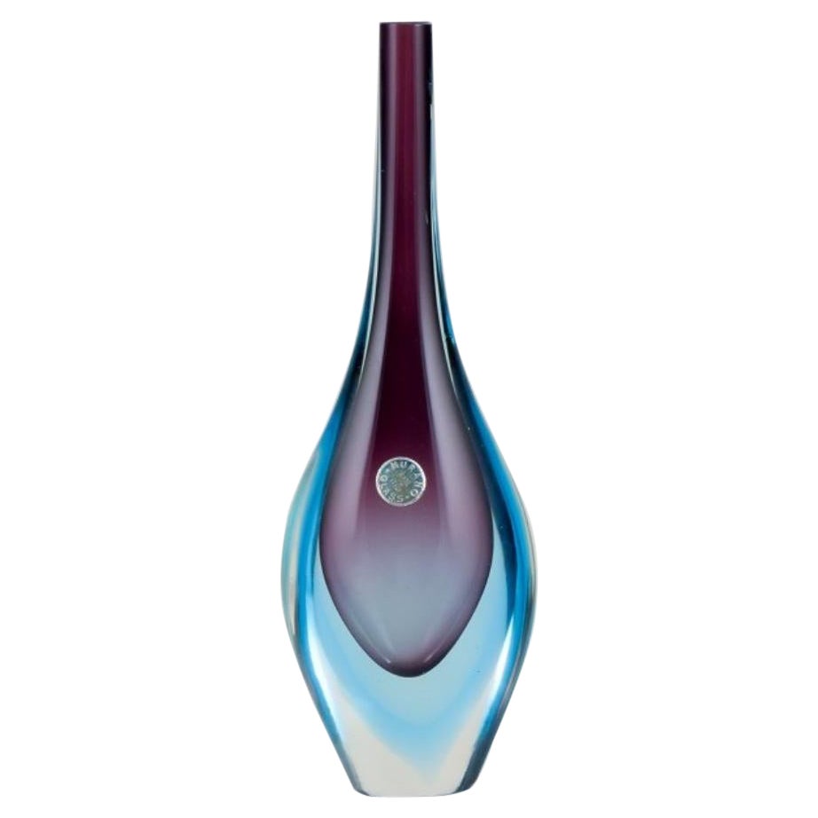 Murano, Italien. Vase aus Kunstglas mit schlankem Hals. Blaues und violettes Glas.  im Angebot