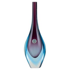 Murano, Italien. Vase aus Kunstglas mit schlankem Hals. Blaues und violettes Glas. 