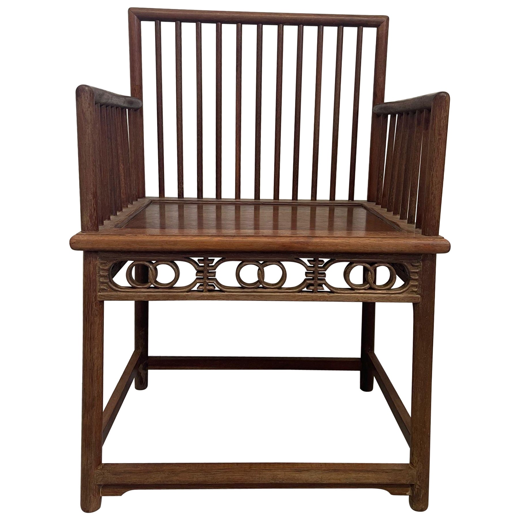 Ancienne chaise à accoudoir officielle en bois de style Huanghuali à dossier en fuseau. en vente
