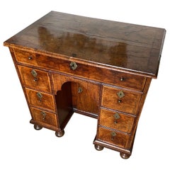 A.I.C. Queen Anne Kneehole Desk (bureau à genoux) du début du 18e siècle