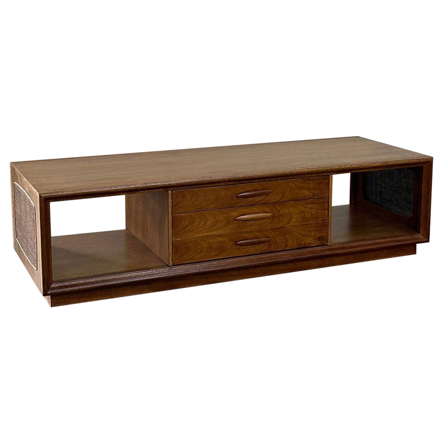 Coffee table by Broyhill Emphasis For Sale