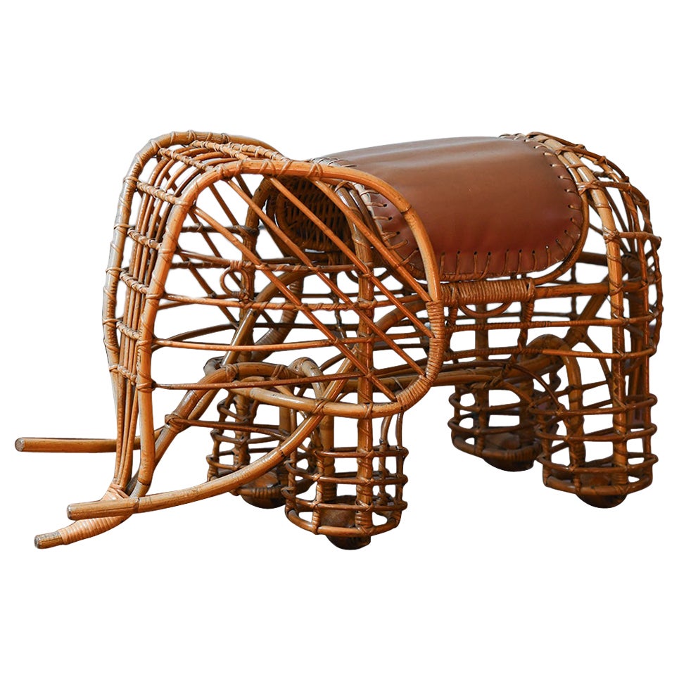 Elephant container in rush and leather with wooden wheels, 1970 For Sale