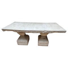 Table de salle à manger Mission en pierre sculptée avec bases en forme de balustre sculptées sur commande 