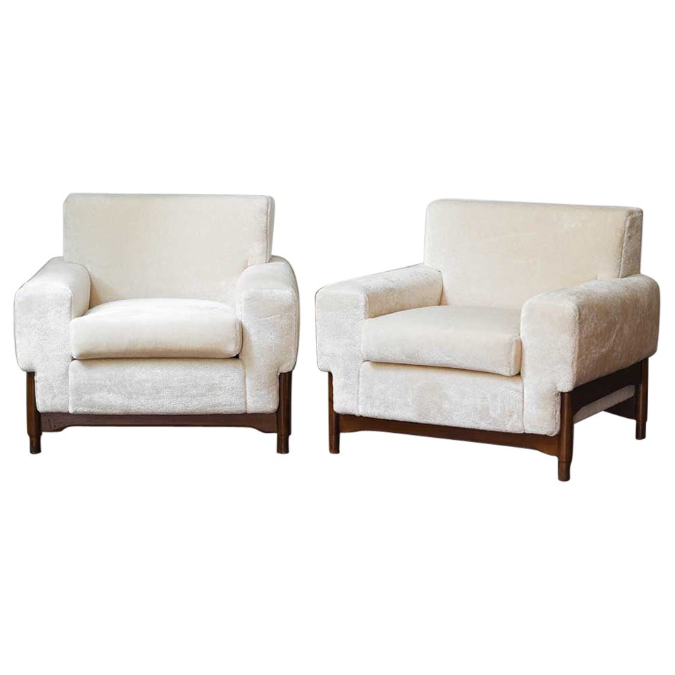 Pair of walnut armchairs designed by Sergio and Giorgio Saporiti For Sale