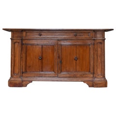 Crédence italienne en bois de sapin teinté de style baroque tardif à un tiroir et deux portes, début du XVIIIe siècle.
