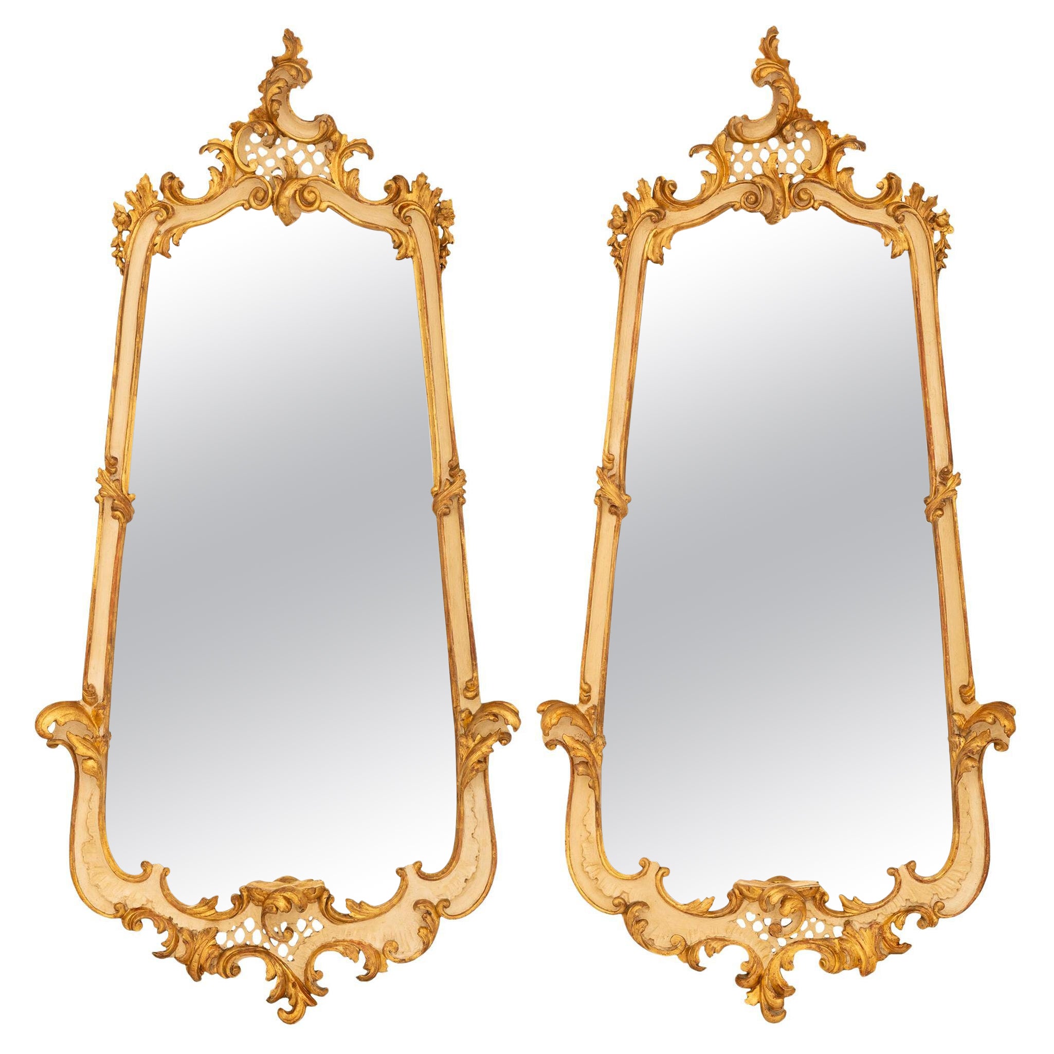 Trueing paire de miroirs italiens du 19e siècle de style Louis XV patinés et en bois doré