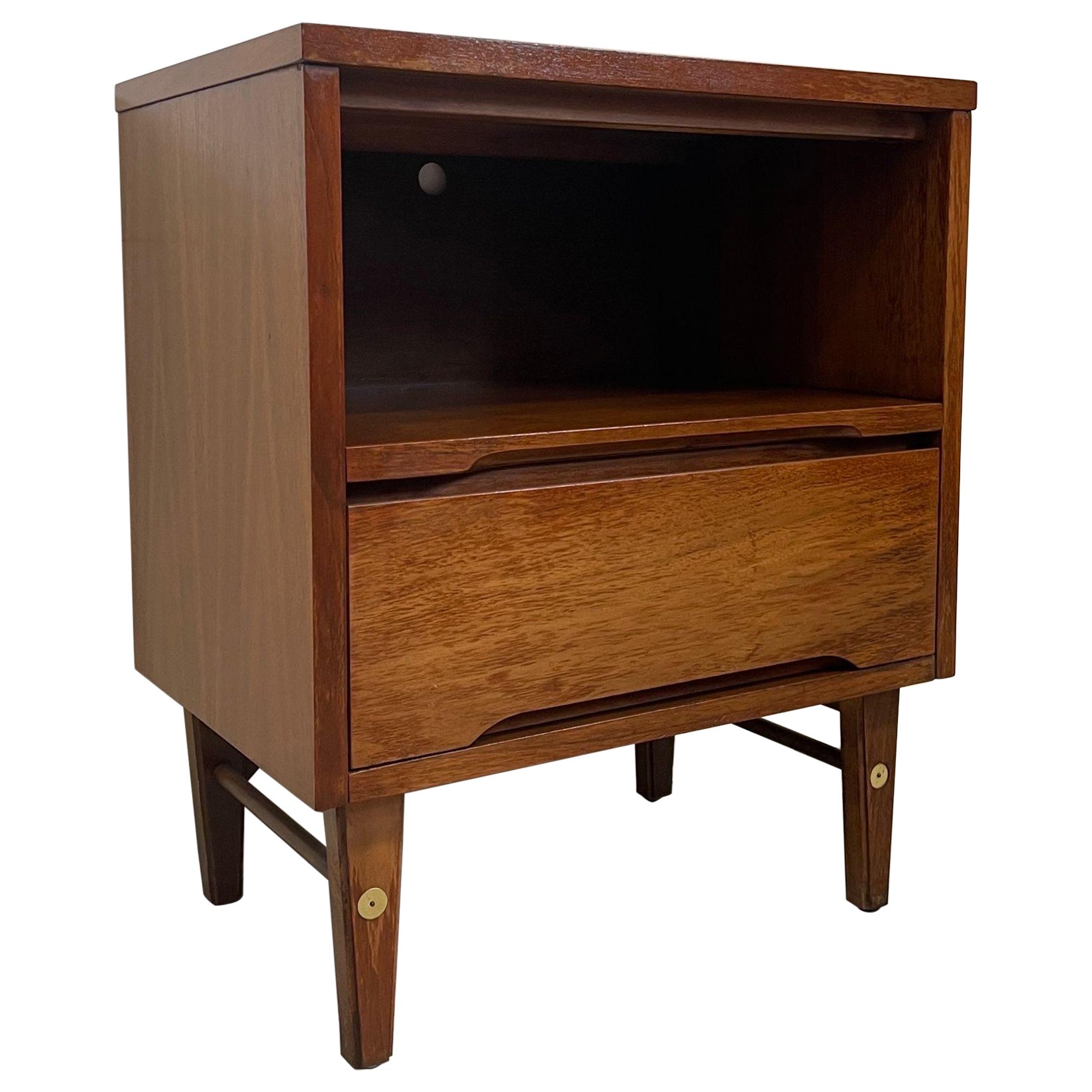 Table d'appoint Vintage Mid Century Modern Toned Walnut par Stanley Furniture Co. en vente