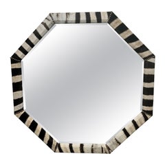 Miroir octogonal enveloppé de zèbre avec ornements de têtes de clous en laiton