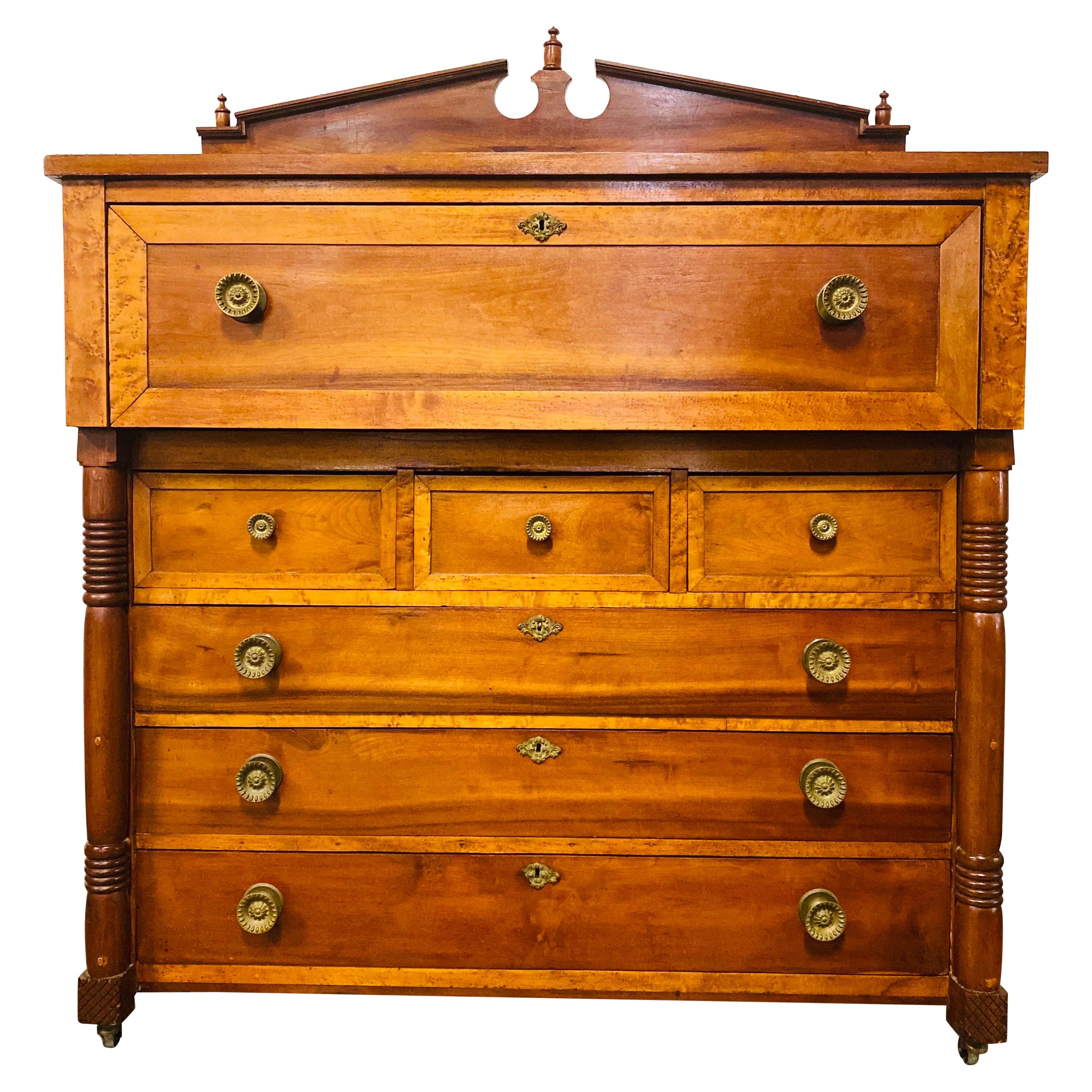 Handsome 19th century American Empire handcrafted Chester drawers For Sale