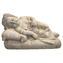 Marbre de Carrare massif sculpté représentant un enfant endormi 