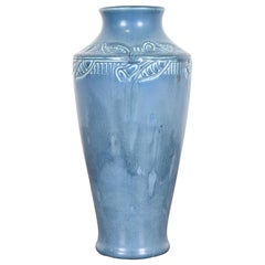 Grand vase Arts & Crafts en céramique émaillée décoré de fleurs Rookwood Pottery, 1919