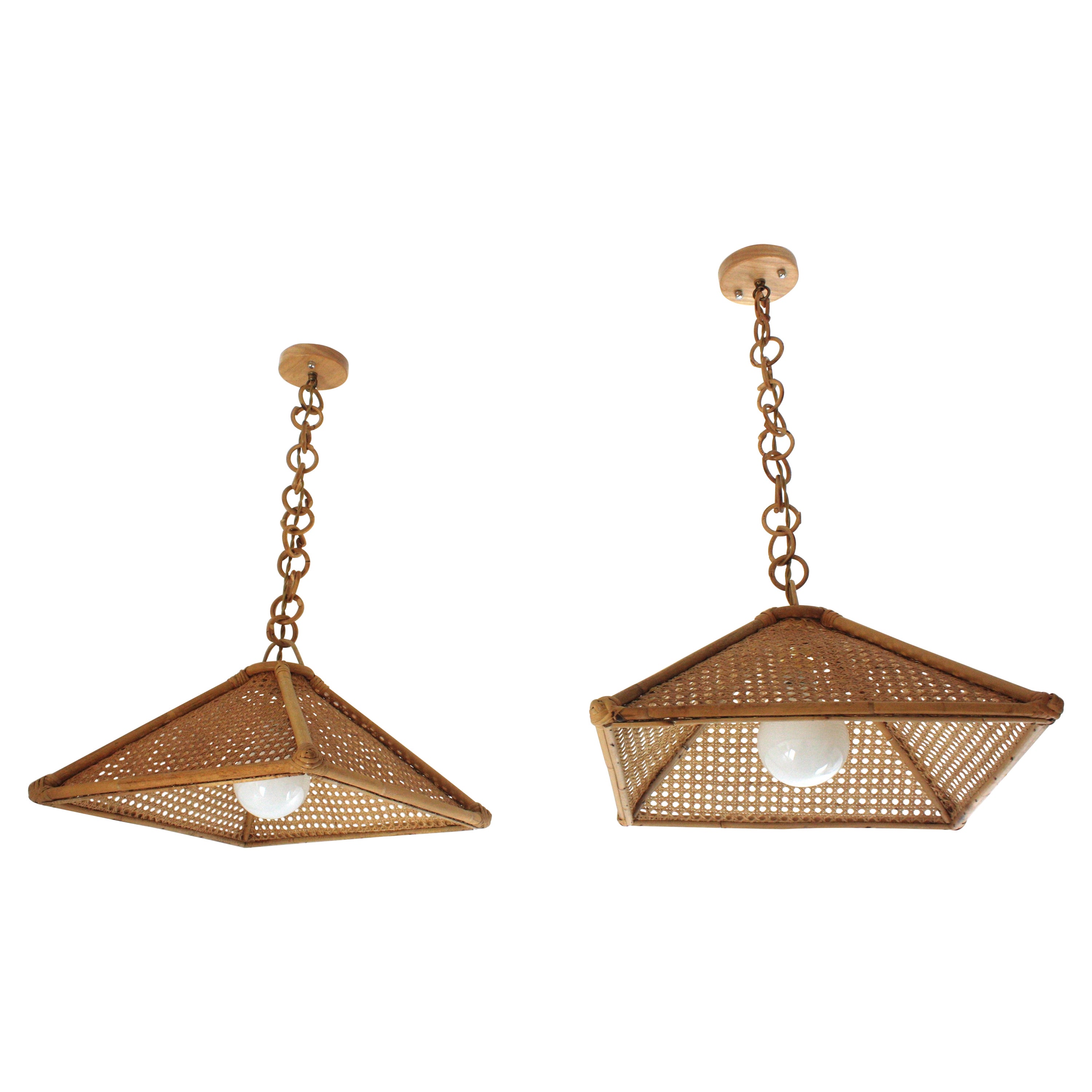 Paar spanische Rattan & Wicker Wire Trapezoid Pendelleuchten / Hanging Lights