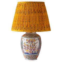 Ancienne lampe-vase Delft Boch Frères Keramis, abat-jour en soie Sari, 1872-1900