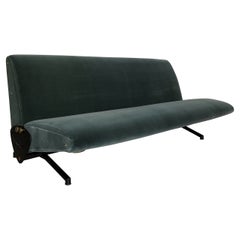 D70 Osvaldo Borsani Italienisches Sofa aus grünem und blauem Samt für Tecno 1954