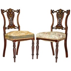 Paire de chaises de salon victoriennes anciennes en bois dur avec panneaux à dos inversés
