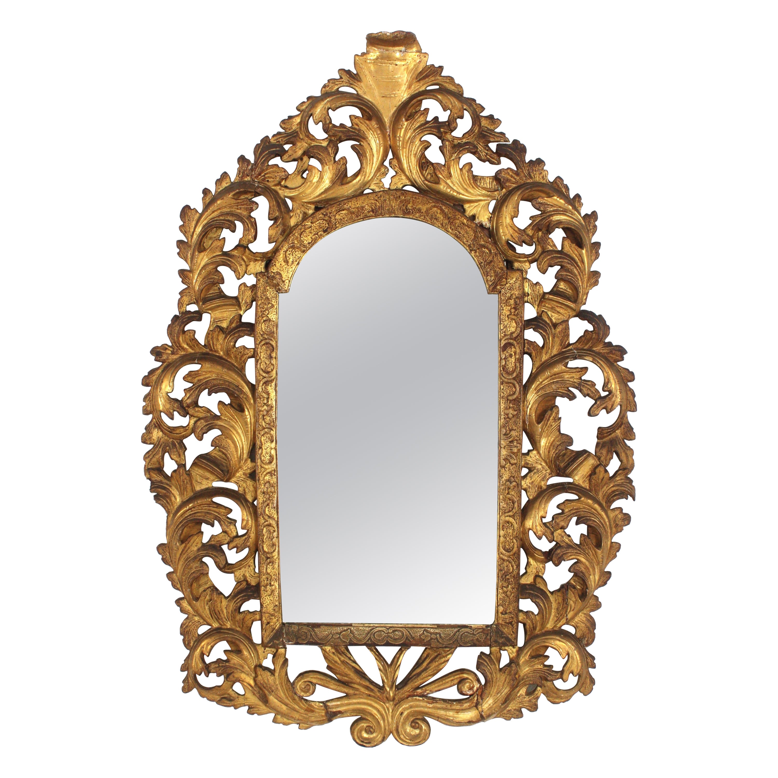 Miroir en bois doré Florentine avec cadre en feuillage et dessus arqué