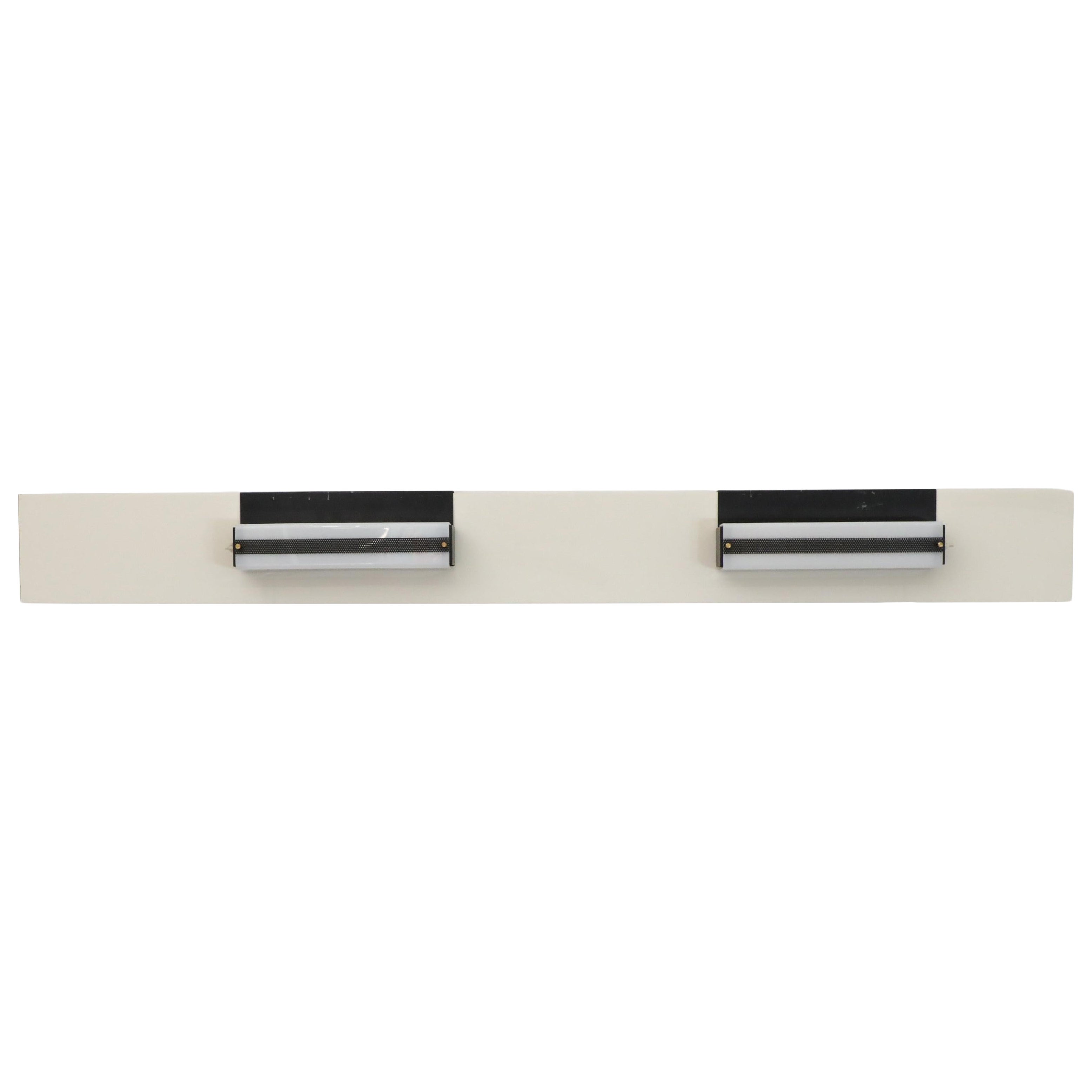 Coppia di lampade lineari a gancio in stile Hiemstra smaltate di nero con paralumi in plexi bianco in vendita