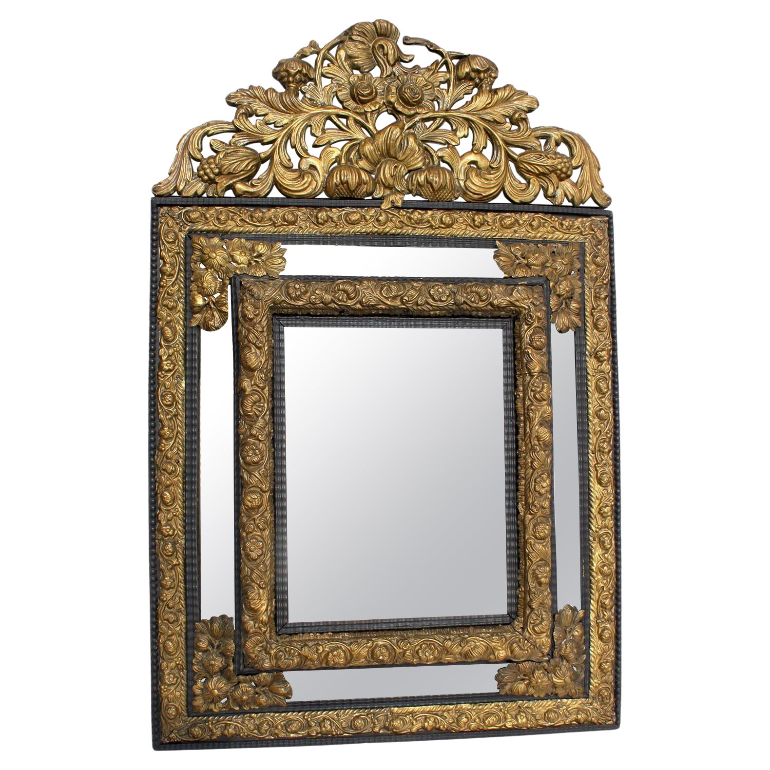 Französischer Spiegelrahmen im Barockstil, gehämmert, vergoldet, Messing, repoussiert, 19.