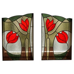 Ein Paar Glasmalerei-Fenstertafeln mit roten Tulpen