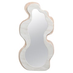 FORM(LA) Specchio da terra Onda 78 "H. x 42 "L. x 1,5 "P Bianco Onice e Travertino Navona
