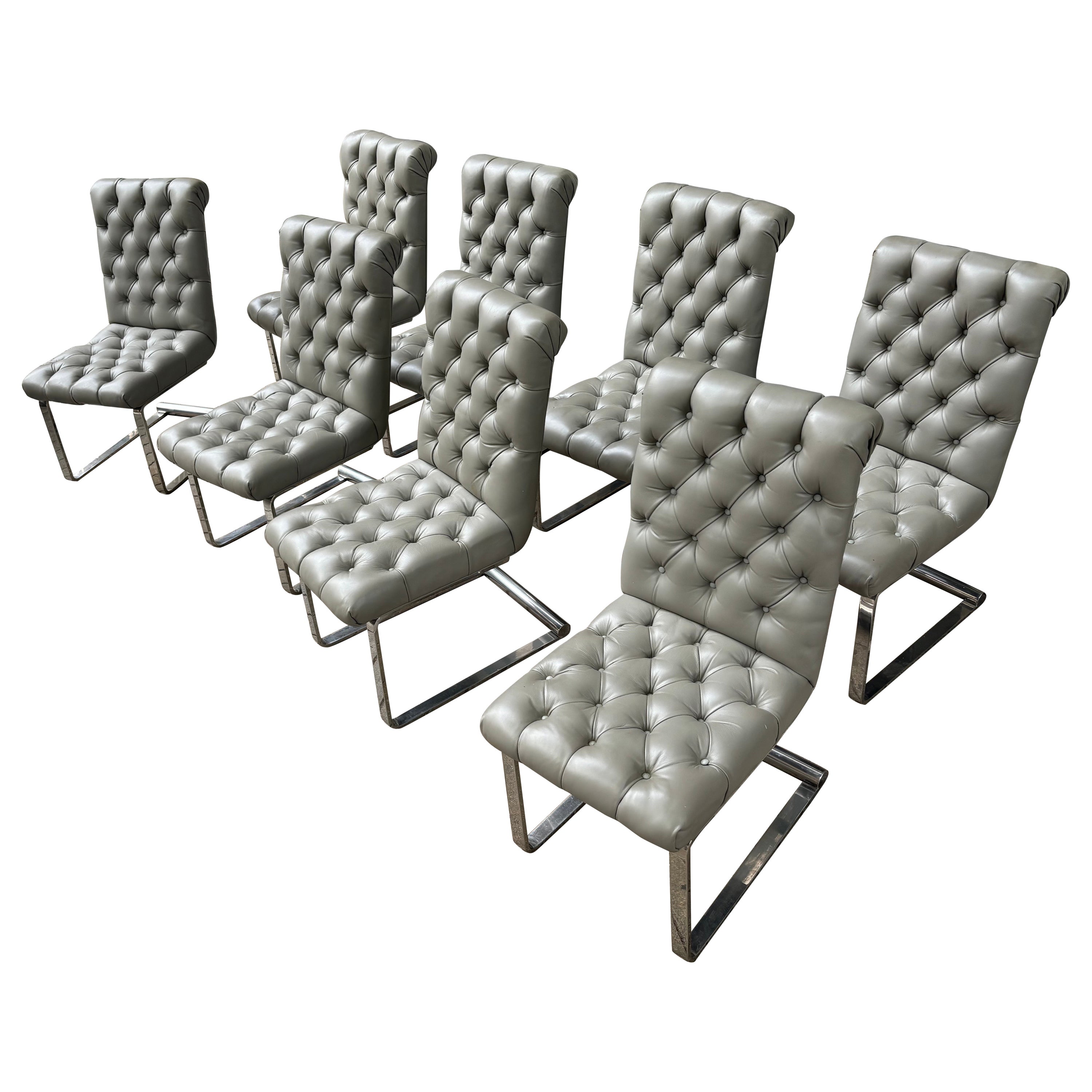 Ensemble de 8 chaises de salle à manger en cuir touffeté attribuée à Pace en vente