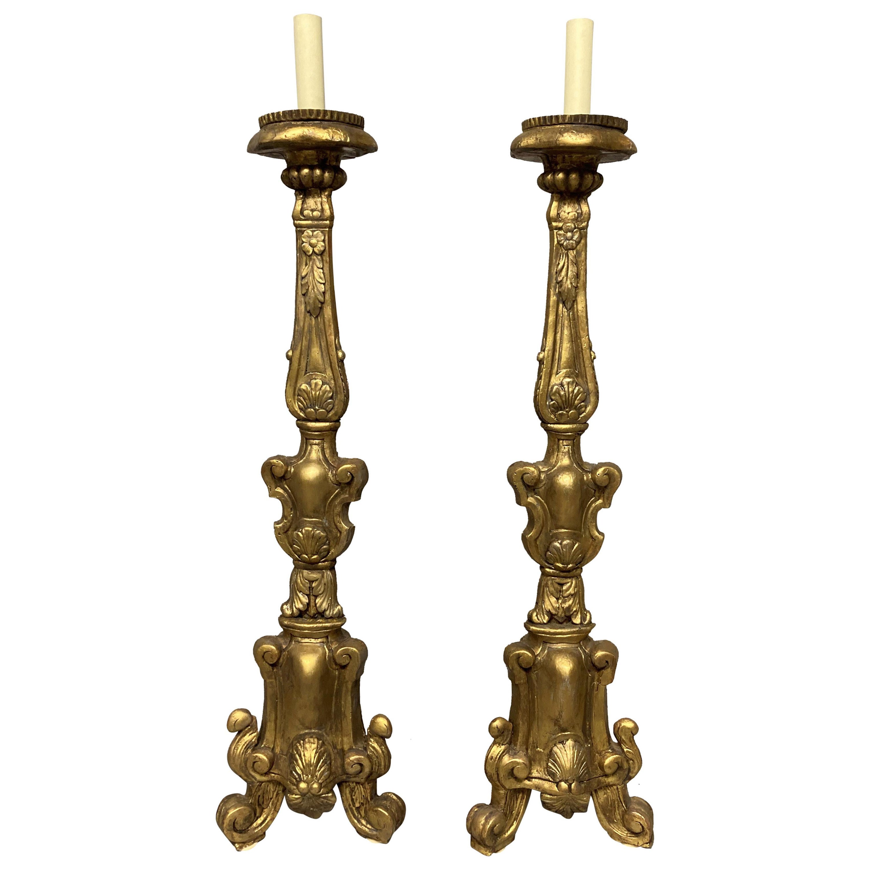 Paire de lampes italiennes en bois doré du 18e siècle