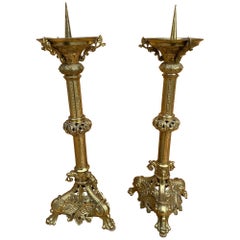 Ensemble de chandeliers d'autel néogothique français ancien avec griffons