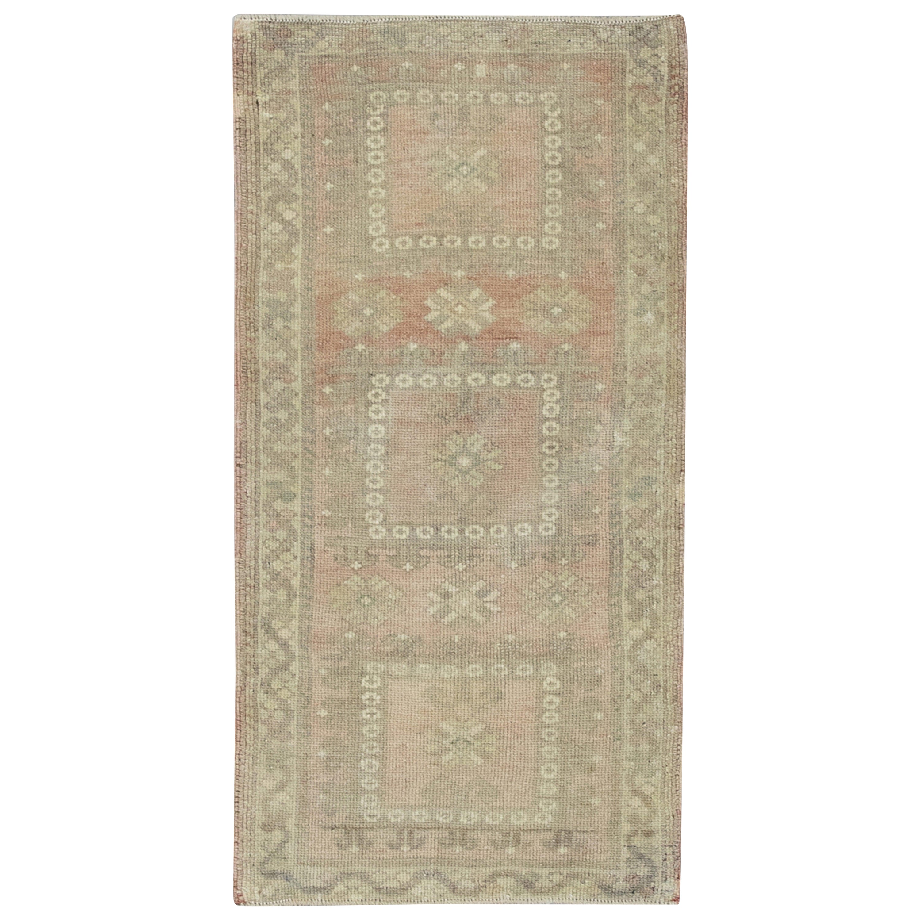 Mini tapis turc vintage noué à la main 1'8" x 3'6" n° 8404 en vente