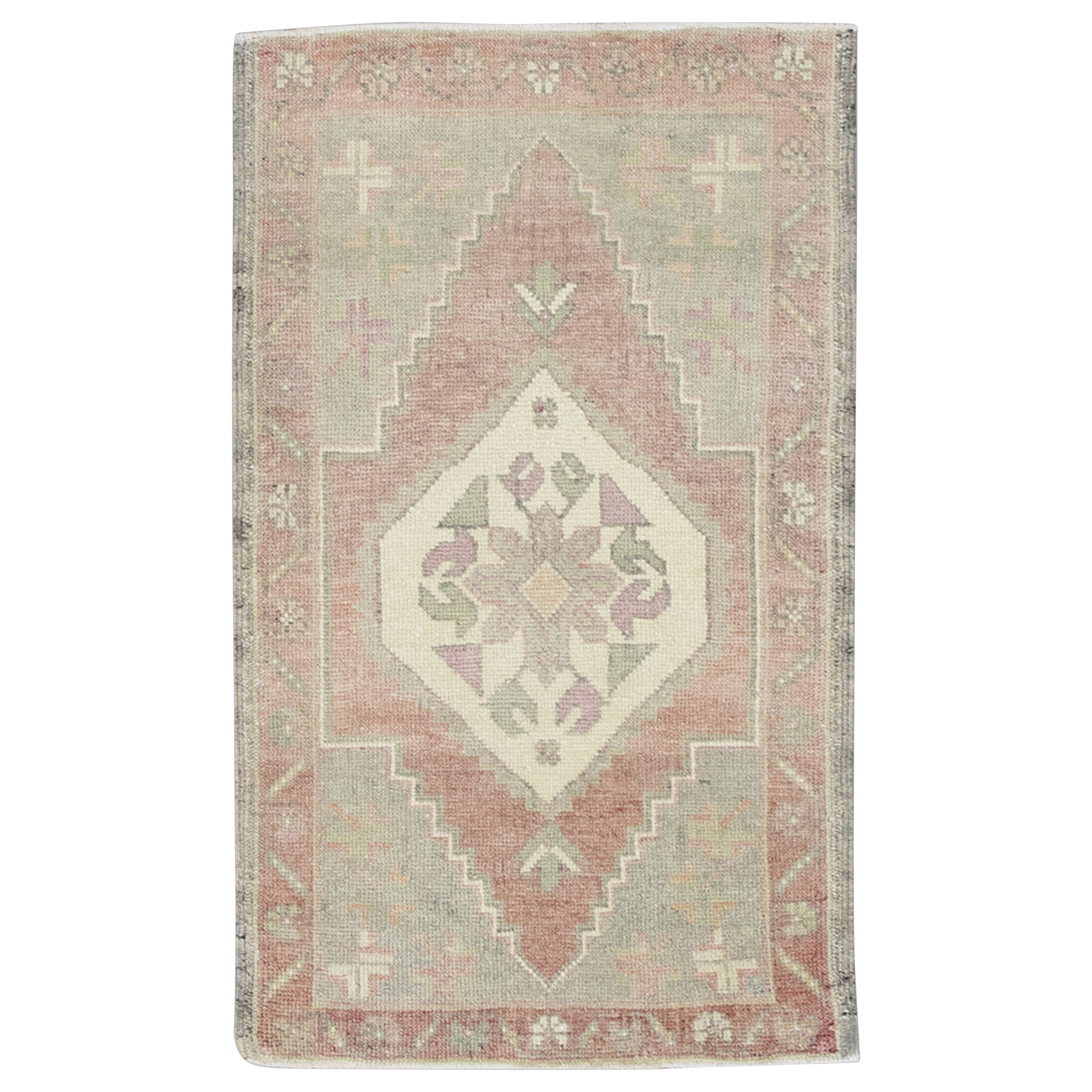 Mini tapis turc vintage noué à la main 1'9" x 3' n° 8589