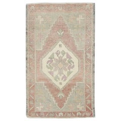 Mini tapis turc vintage noué à la main 1'9" x 3' n° 8589