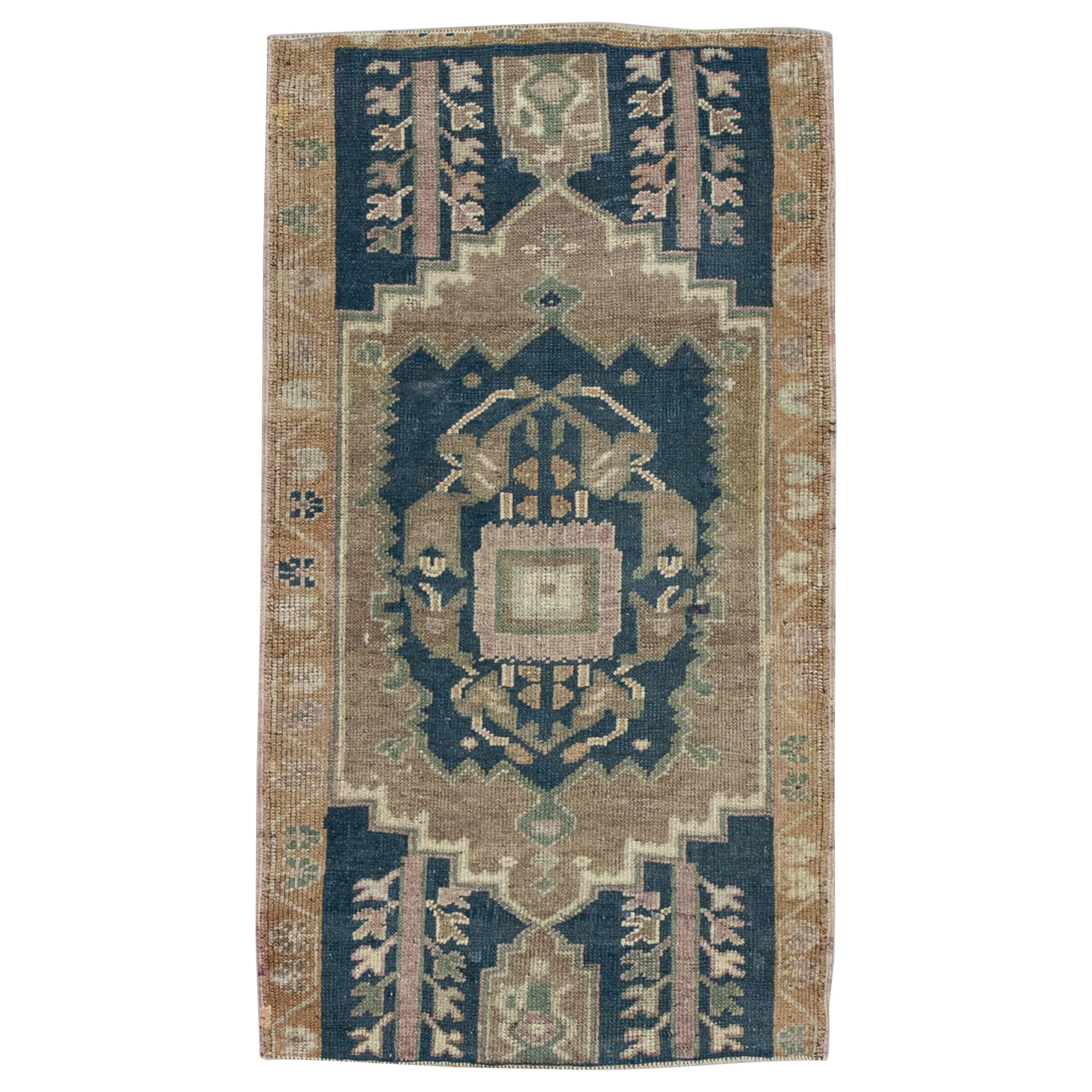 Oriental Hand Knotted Vintage Turkish Mini Rug 2' x 3'7" #8650 For Sale