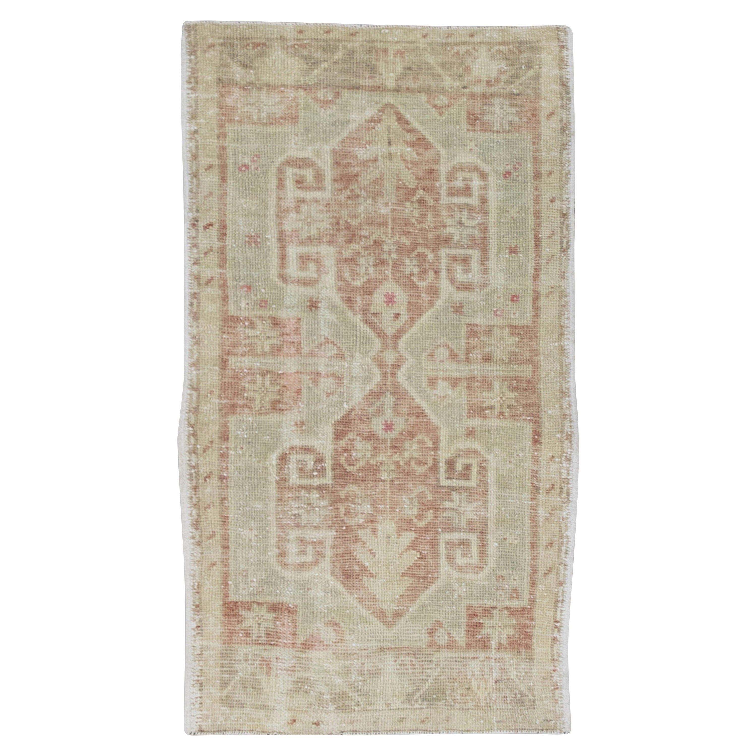 Mini tapis turc vintage noué à la main 1'9" x 3'3" n°8797 en vente