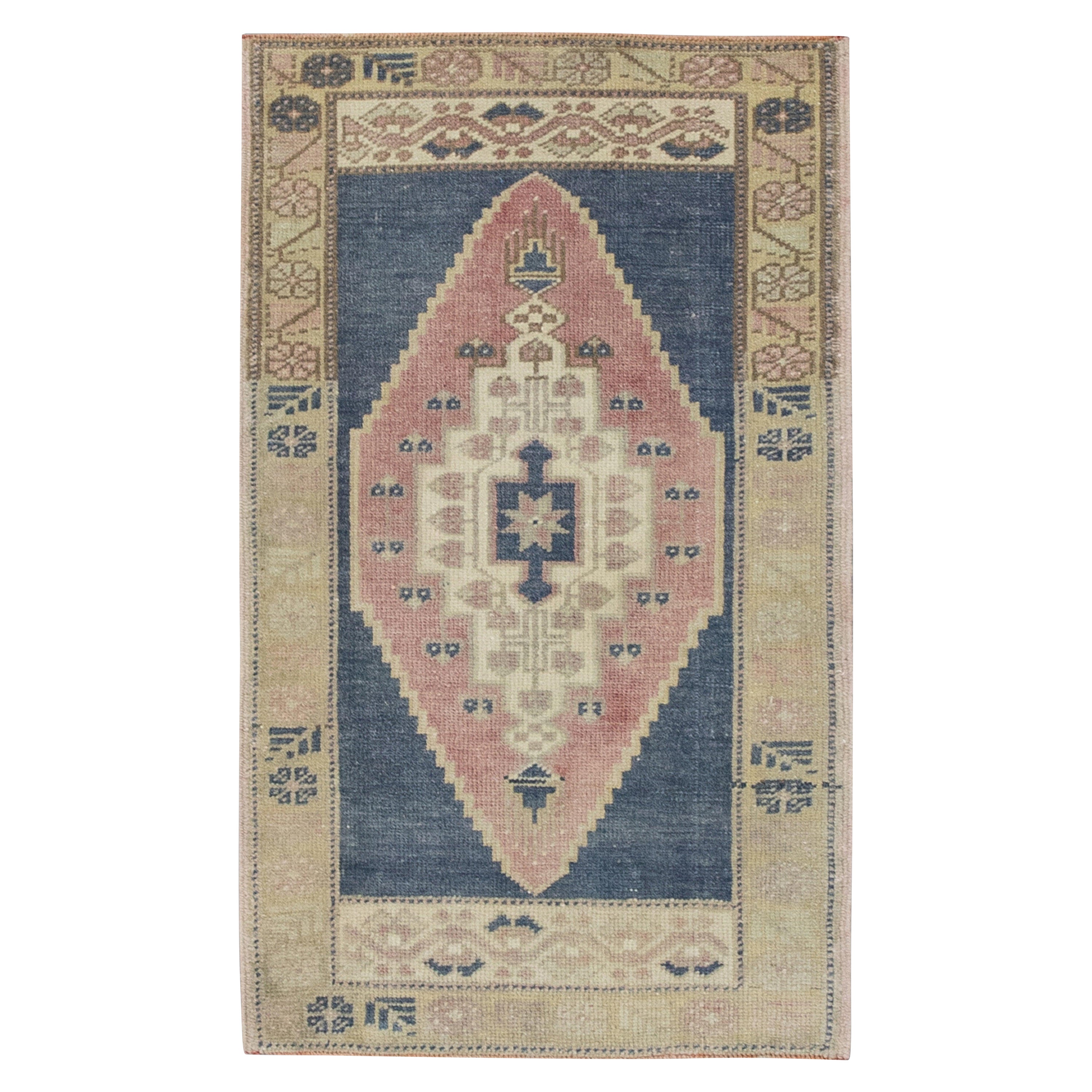 Mini tapis turc vintage noué à la main 1'10" x 3'1" n°8746 en vente