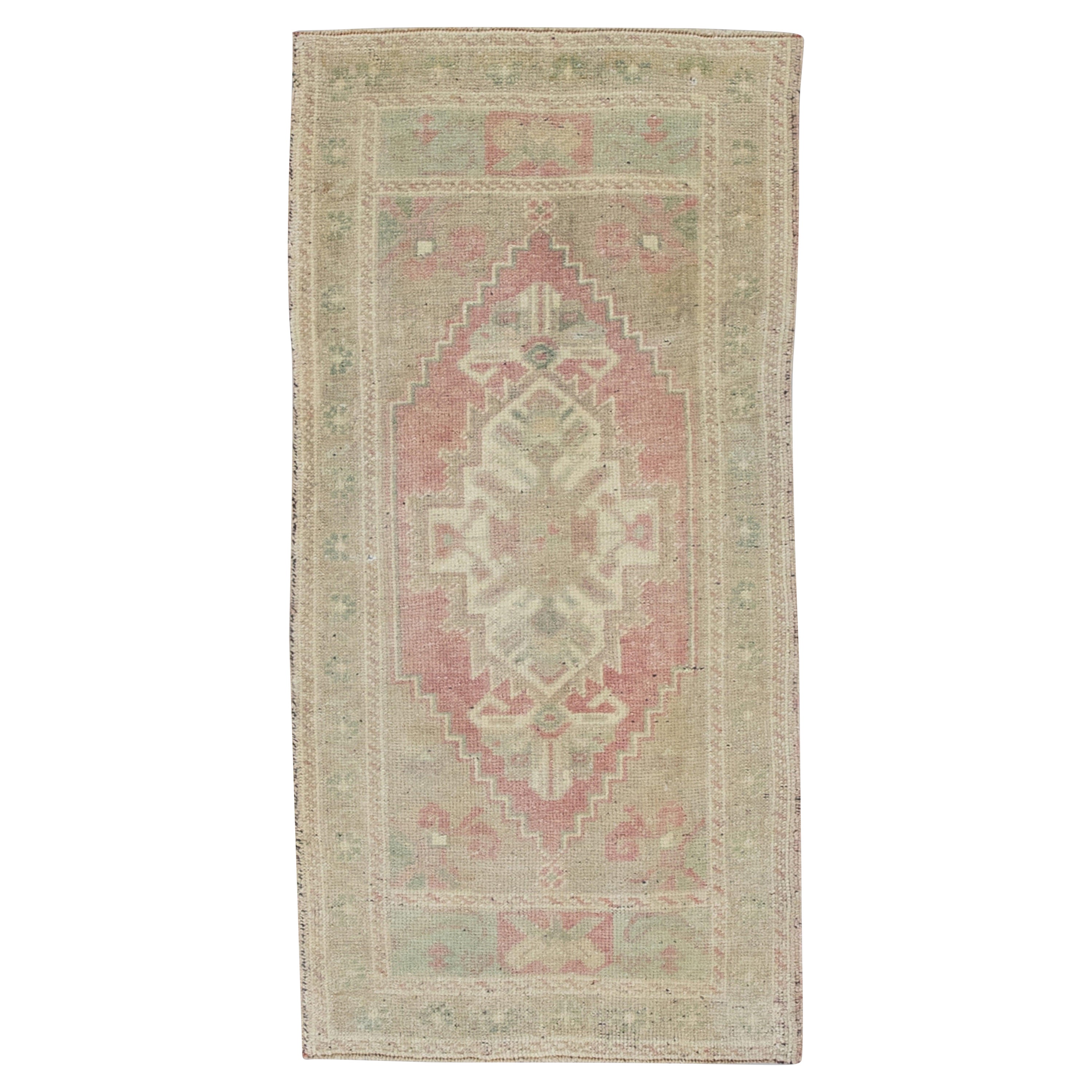 Mini tapis turc vintage noué à la main 1'9" x 3'4" n° 8766 en vente