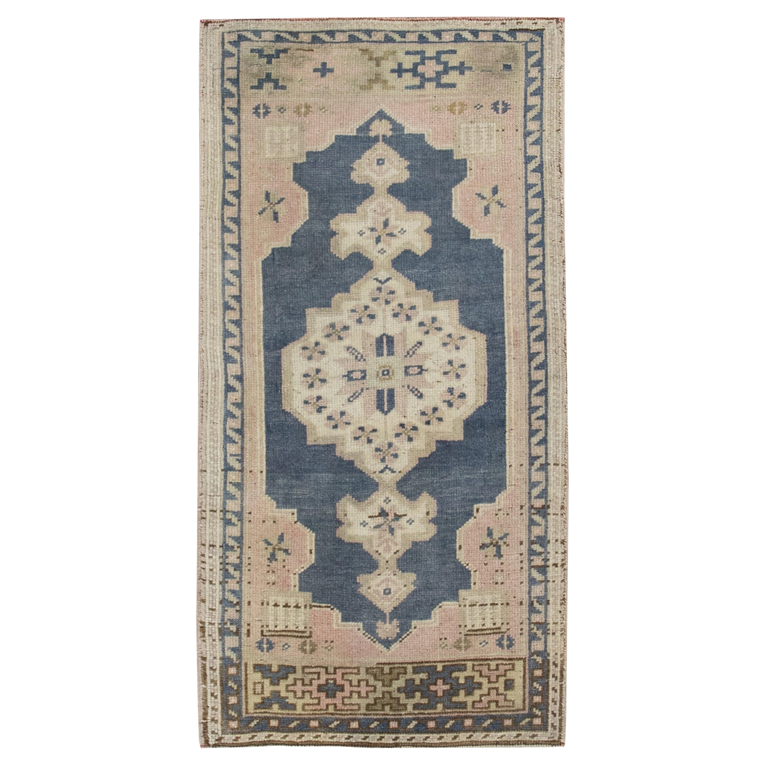 Mini tapis turc vintage noué à la main 1'10" x 3'4" n°8918 en vente