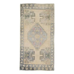 Mini tapis turc vintage noué à la main 1'10" x 3'5" n°8922
